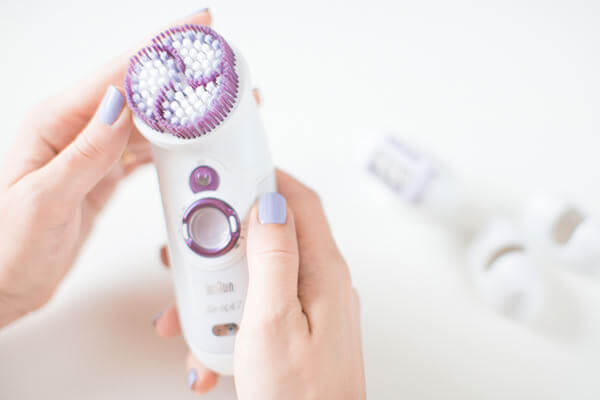 Comment entretenir et nettoyer sa brosse pour le visage ?